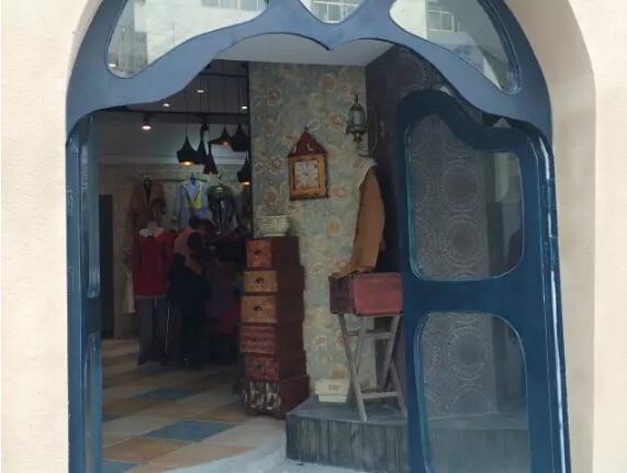 愷詩(shī)依南寧服裝店設(shè)計(jì)案例賞析-推薦燦源裝飾官網(wǎng)0771-5858116